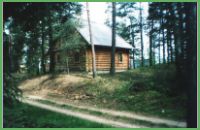Дом охотника Дисненского лесхоза расположен в сосновом лесу на березу р. Западная Двина